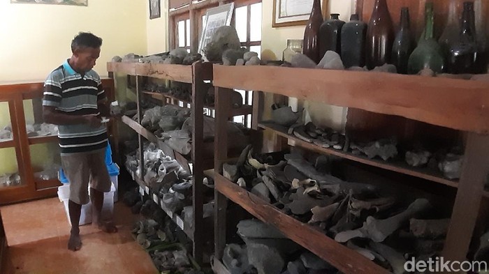 Sudarsono bersama ribuan koleksi fosil purba di rumahnya di Dukuh Ngadirojo, Desa Sambungmacan, Sragen, Selasa (16/6/2020).