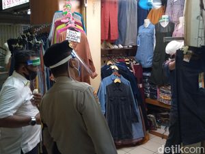 Tak Patuhi Aturan Ganjil-Genap, Pedagang di Pasar Tanah Abang Ditertibkan