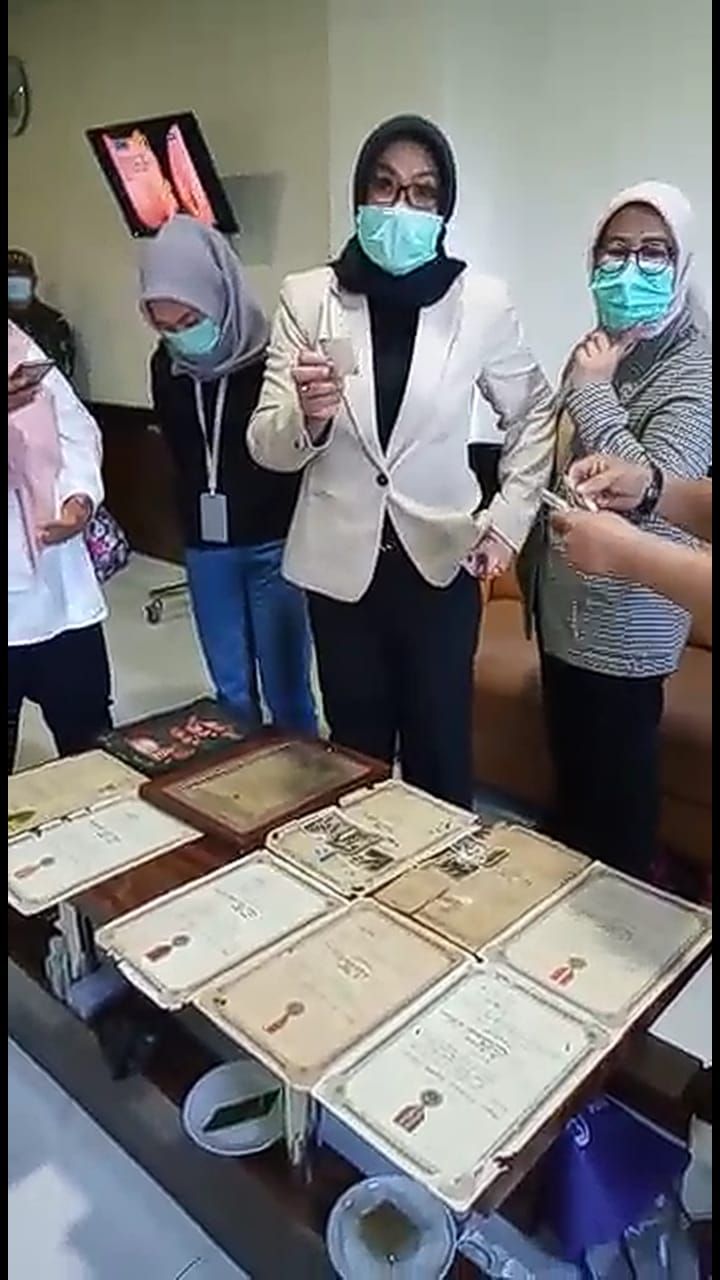 Tokoh-tokoh jenguk Oma Elizabeth Koesno, Kepala BPIP Yudian Wahyudi, anggota F-PDIP Saderestuwati (Estu), Anggota DPRD DKI Jakarta Fraksi PDIP, Hardiyanto Kenneth