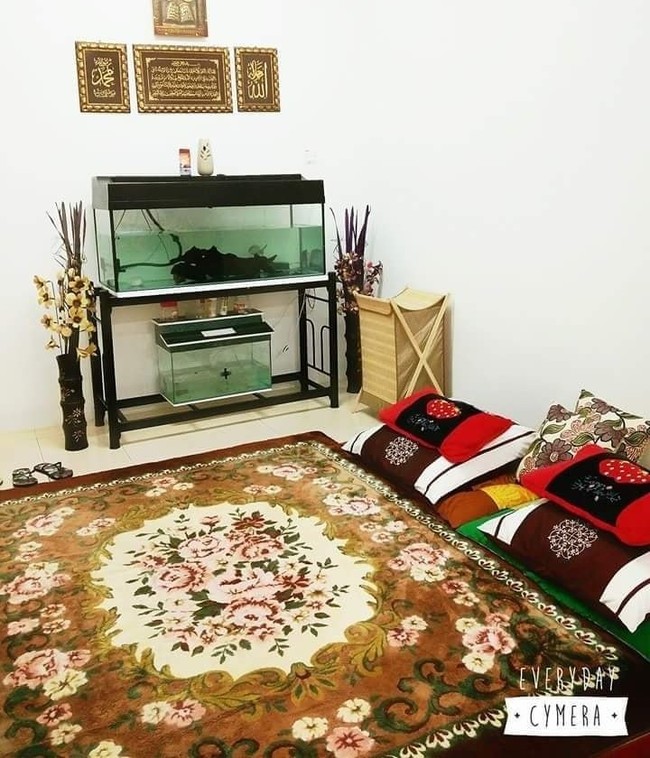 Ainul Zehra menceritakan transformasi tersebut kepada situs Malaysia Siakap Keli. Inilah kondisi awal rumah ketika pertama kali ditempati Ainul dan keluarga. Datar dengan tembok serba putih, tanpa ada sekat yang memisahkan ruang tamu dan area keluarga. (Foto: Dok. Siakap Keli)