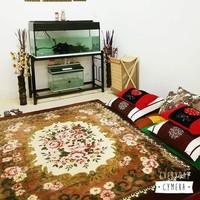 Ainul Zehra menceritakan transformasi tersebut kepada situs Malaysia Siakap Keli. Inilah kondisi awal rumah ketika pertama kali ditempati Ainul dan keluarga. Datar dengan tembok serba putih, tanpa ada sekat yang memisahkan ruang tamu dan area keluarga. (Foto: Dok. Siakap Keli)