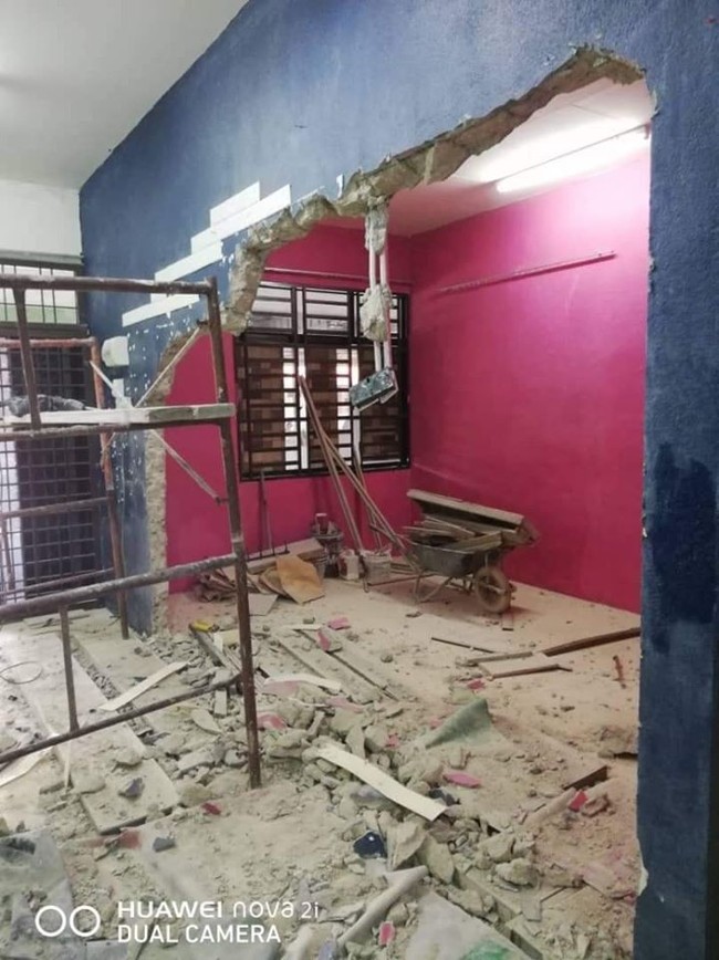 Agar tak terkesan monoton, Ainul memutuskan untuk memberi warna yang berbeda-beda pada tembok. Ia juga merelakan satu dari tiga kamar di rumahnya supaya menyambung dengan ruang tamu.  Jadi sekarang sudah tampak ruang tamu saya berbentuk L, katanya. (Foto: Dok. Siakap Keli)