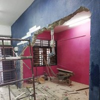 Agar tak terkesan monoton, Ainul memutuskan untuk memberi warna yang berbeda-beda pada tembok. Ia juga merelakan satu dari tiga kamar di rumahnya supaya menyambung dengan ruang tamu.  Jadi sekarang sudah tampak ruang tamu saya berbentuk L, katanya. (Foto: Dok. Siakap Keli)