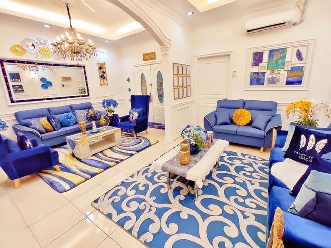 Setelah melalui berbagai perubahan, Ainul Zehra akhirnya menemukan desain yang pas untuk rumahnya. Inilah tampilan ruang tamu dan ruang keluarga Ainul sekarang. (Foto: Dok. Siakap Keli)