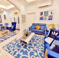 Setelah melalui berbagai perubahan, Ainul Zehra akhirnya menemukan desain yang pas untuk rumahnya. Inilah tampilan ruang tamu dan ruang keluarga Ainul sekarang. (Foto: Dok. Siakap Keli)