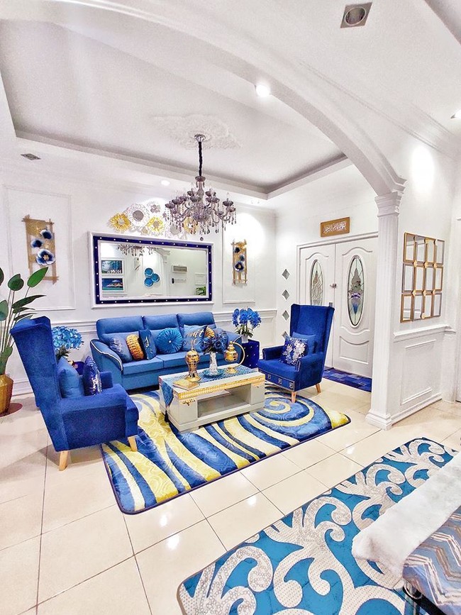 Lebih kurang tema santorini mewah la gituuu…, ungkap Ainul tentang inspirasinya yang bersumber dari rumah-rumah di Santorini, Yunani. Tembok putih dengan atap kubah biru merupakan salah satu ciri khas bangunan di pulau yang menjadi salah satu destinasi wisata tersohor di dunia itu. (Foto: Dok. Siakap Keli)