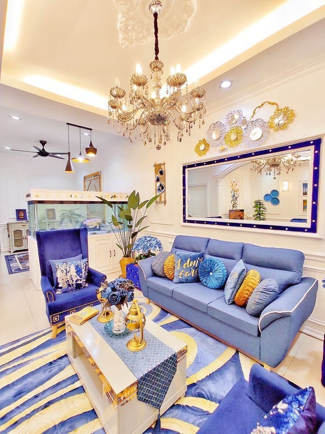 Sofa berwarna biru dipilih Ainul Zehra sebagai vocal point untuk ruangan bagian depan rumah. Karpet berwarna senada turut menghiasi area tersebut. (Foto: Dok. Siakap Keli)