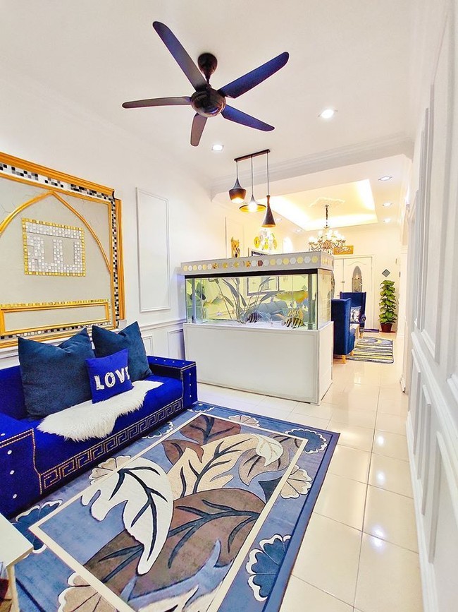 Ia lalu menyertakan hiasan dinding, pajangan serta lampu gantung yang bernuansa emas untuk menghadirkan kemewahan. Sementara itu, akuarium dimanfaatkan Ainul sebagai partisi agar tak terkesan kosong. (Foto: Dok. Siakap Keli)