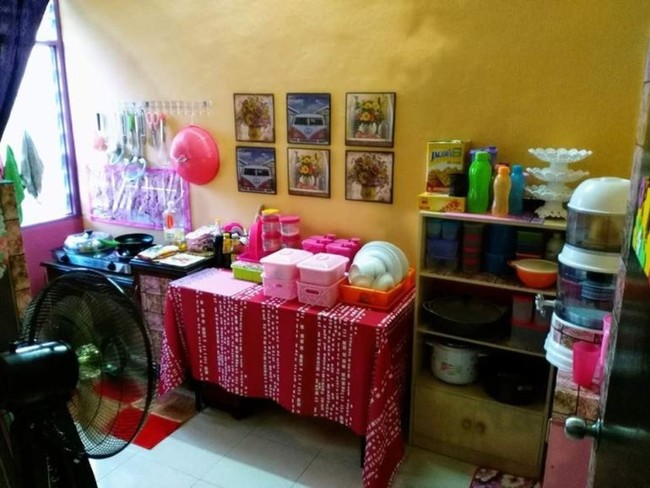 Selain ruang tamu dan ruang keluarga, Ainul turut merenovasi dapurnya. Begini bentuk awal dapur di rumahnya. Dapur langsung menghadap ke kamar mandi. Sangat mengganggu, kata dia. (Foto: Dok. Siakap Keli)