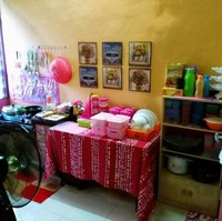 Selain ruang tamu dan ruang keluarga, Ainul turut merenovasi dapurnya. Begini bentuk awal dapur di rumahnya. Dapur langsung menghadap ke kamar mandi. Sangat mengganggu, kata dia. (Foto: Dok. Siakap Keli)