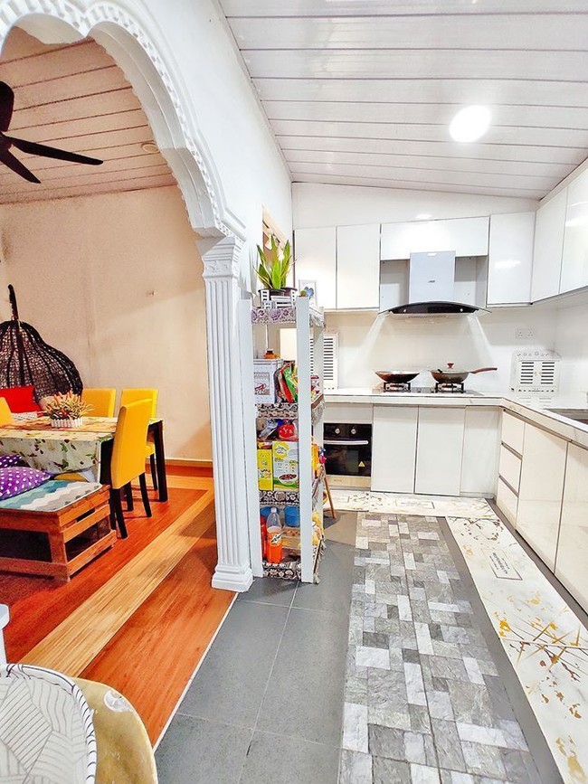 Ia lalu memanfaatkan halaman kecil di belakang untuk dijadikan dapur. Begini bentuk dapur Ainul sekarang. Dapur lama kini menjadi ruang makan. (Foto: Dok. Siakap Keli)