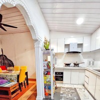 Ia lalu memanfaatkan halaman kecil di belakang untuk dijadikan dapur. Begini bentuk dapur Ainul sekarang. Dapur lama kini menjadi ruang makan. (Foto: Dok. Siakap Keli)