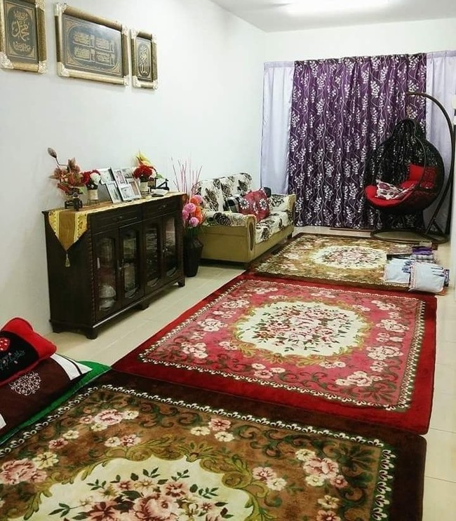 Ainul Zehra dan suaminya tinggal di sebuah rumah satu lantai. Sudah lima tahun mereka tinggal di rumah dengan bentuk memanjang tersebut. Selama itu pula, mereka secara perlahan mengubah rumah sederhana tersebut menjadi hunian impian yang terasa mewah. (Foto: Dok. Siakap Keli)