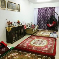 Ainul Zehra dan suaminya tinggal di sebuah rumah satu lantai. Sudah lima tahun mereka tinggal di rumah dengan bentuk memanjang tersebut. Selama itu pula, mereka secara perlahan mengubah rumah sederhana tersebut menjadi hunian impian yang terasa mewah. (Foto: Dok. Siakap Keli)