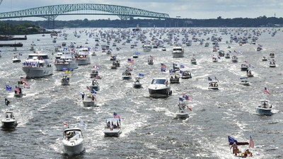 Parade Perahu Meriahkan Peringatan Ulang Tahun Trump
