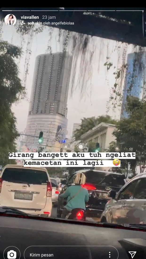 Via vallen girang jalanan macet lagi