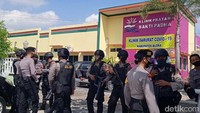 Pantauan detikcom di lokasi Jalan Blora-Randublatung KM 4 Desa Klopoduwur, Kecamatan Banjarejo, Blora suasana sudah ramai sejak sekitar pukul 09.00 WIB. Sejumlah aparat gabungan dari Satpol PP, polisi dan BPBD juga sempat berjaga di tempat itu.