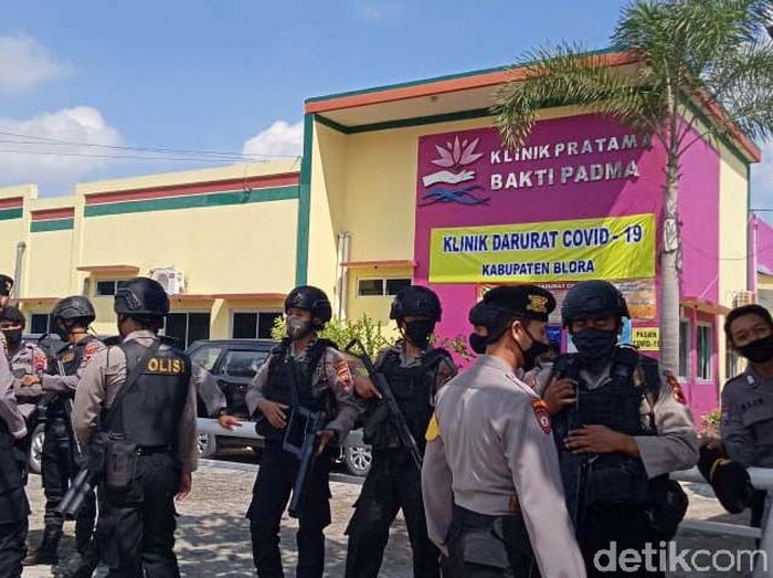 Klinik Bhakti Padma Blora dipadati keluarga pasien virus Corona. Mereka memaksa agar keluarganya yang dirawat di klinik itu untuk bisa dipulangkan hari ini juga.