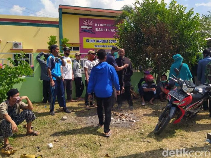 Klinik Bhakti Padma Blora dipadati keluarga pasien virus Corona. Mereka memaksa agar keluarganya yang dirawat di klinik itu untuk bisa dipulangkan hari ini juga.