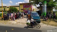 Menurut Direktur RSUD dr Soetijono Blora, dr Nugroho Adiwarsono, Sp OG, para pasien yang diminta paksa pulang oleh keluarganya itu, merupakan pasien Corona dari klaster Pondok Al-Fatah, Temboro, Magetan, Jawa Timur.
