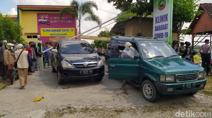 Klinik Bhakti Padma Blora dipadati keluarga pasien virus Corona. Mereka memaksa agar keluarganya yang dirawat di klinik itu untuk bisa dipulangkan hari ini juga.
