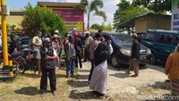 Namun pihak keluarga tetap meminta paksa agar pasien itu dibawa pulang, apapun syaratnya mereka menyanggupi.