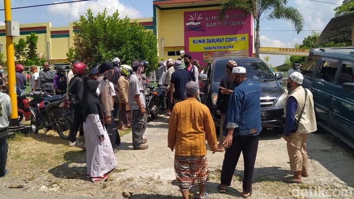 Waduh! Massa Bawa Pulang Paksa Belasan Pasien Corona Klinik Bhakti Padma Blora dipadati keluarga pasien virus Corona. Mereka memaksa agar keluarganya yang dirawat di klinik itu untuk bisa dipulangkan hari ini juga.