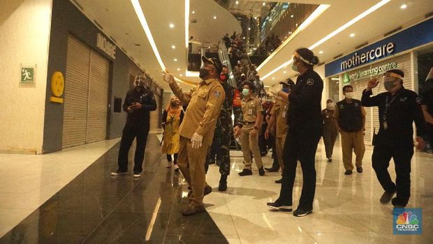 Walikota Depok Mohammad Idris meninjau persiapan transisi new normal Trans Studio Mall Cibubur (CNBC Indonesia/ Tri Susilo)