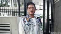 Andika tampil serba denim yang dipadukan dengan sneakers merah. Pool/Palevi S/detikFoto.