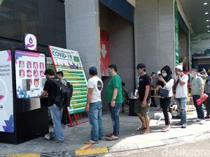 Antre Panjang, Warga Minta Tempat Cuci Tangan di Pasar Tanah Abang Ditambah