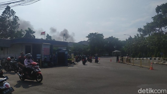 Asap Membubung di Lokasi Kebakaran Pabrik Cat Tangerang