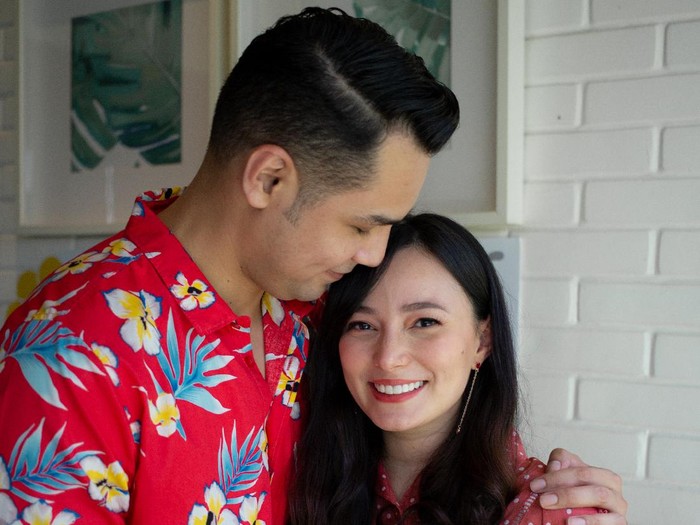 Asmirandah dan Jonas Rivanno Asmirandah dan Jonas Roivanno