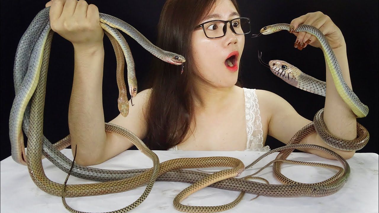 ASMR Video Pakai Makanan Eksotik
