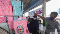 Nampak para pedagang mulai merapikan dagangannya.