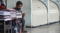 Mengikuti protokol kesehatan mereka pun membuka lapak dengan sistem ganjil genap atau bergantian.