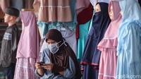 Perlahan denyut ekonomi di Pasar Tanah Abang mulai bangkit.