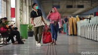 Protokol kesehatan tampak diterapkan oleh para pedagang. Pun demikian masyarakat yang melewati lapak di JPM itu. Keduanya sudah tampak mengenakan masker.
