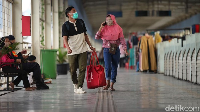 Bangkitnya Denyut Ekonomi di JPM Tanah Abang Di hari ketiga dibukanya Pasar Tanah Abang di masa PSBB transisi. Para pedagang pun tampak mulai kembali membuka lapaknya.