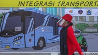 Anies mencontohkan, di Stasiun Terladu Sudirman ada lebih dari 5 moda transportasi diintegrasikan secara terpadu. Mulai dari Stasiun Sudirman dengan moda KRL, lalu ada tempat pejalan kaki di pedestrian Jalan Kendal.