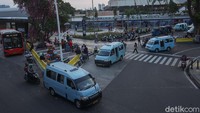 Kemudian, di sebelahnya ada stasiun kereta api bandara. Tak jauh dari situ ada halte bus Transjakarta.