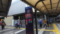 Tak berhenti di situ, pengembangan juga dilakukan dengan membentuk shelter ojek online. Anies berharap hal ini bisa memudahkan transportasi warga Jakarta.