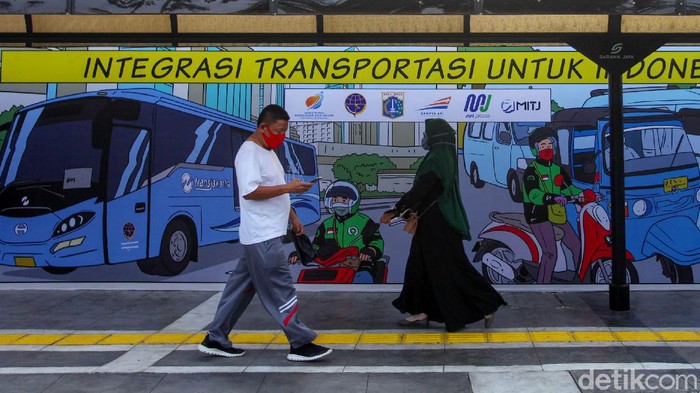 Pemprov DKI Jakarta dan PT KAI sudah mulai menerapkan konsep stasiun terpadu. Konsep ini mengintegrasikan transportasi antar moda di satu tempat yang berdekatan.