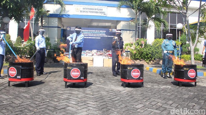 Kantor Bea dan Cukai Sidoarjo memusnahkan 6.904.476 batang rokok dan 42,9 liter minuman beralkohol ilegal. Total barang yang dimusnahkan senilai Rp 5,9 miliar.
