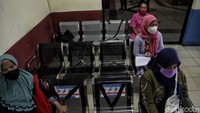 Physical distancing diterapkan pada ruang tunggu kelurahan.