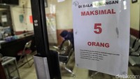 Jumlah pemohon yang menunggu di dalam ruangan juga dibatasi.