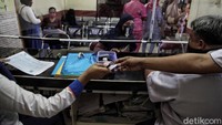 Sebelum pandemi, biasanya dalam sehari kelurahan bisa melayani sekitar 200 orang.