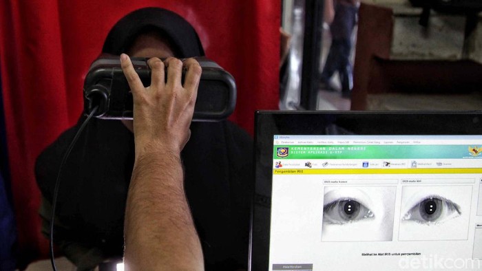 Kantor pelayanan Kependudukan dan Catatan Sipil (Dukcapil) Kelurahan Kali Baru, Cilincing, Jakarta Utara, menerapkan protokol kesehatan saat melayani warga. Yuk lihat prosesnya.