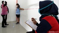 Penerapan protokol kesehatan tak hanya dilakukan oleh para calon siswa baru, pihak guru dan panitia juga turut mengenakan masker saat melakukan seleksi PPDB tersebut.