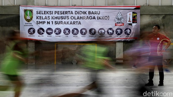 Begini Pelaksanaan Seleksi PPDB Jateng Jalur Olahraga di Solo Seleksi Penerimaan Peserta Didik Baru jalur khusus olaharga diselenggarakan di Solo. Seleksi PPDB jalur khusus itu digelar dengan terapkan protokol kesehatan.