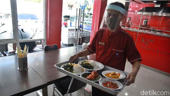 Sejumlah restoran dan rumah makan  membuka layanan makan di tempat dengan protokol kesehatan ketat setelah penerapan PSBB transisi.